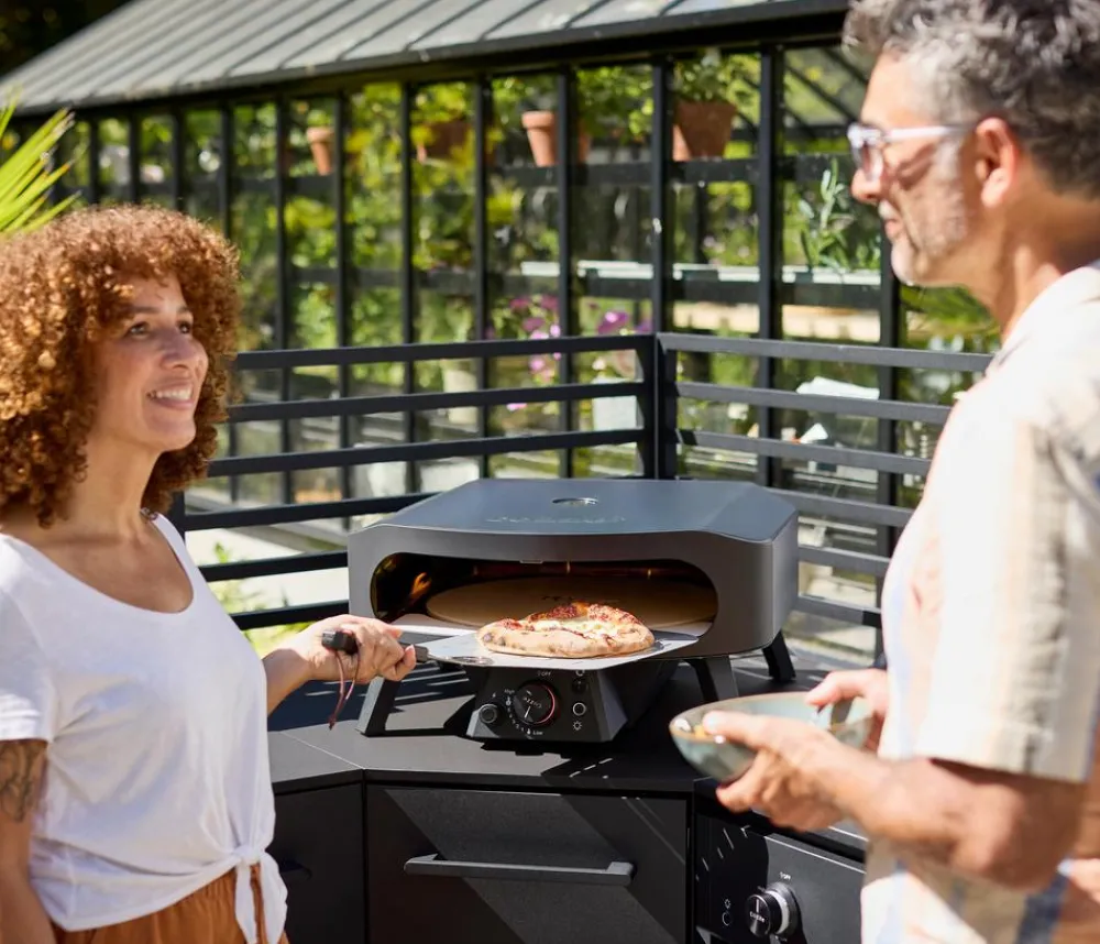 cozze® Pizzaöfen - Cozze Gas-Pizzaofen Rotate Black Edition, inkl. Pizzastein, 43 cm (17"), ca. B58,5/H29,5/T58,5 cm Schwarz
