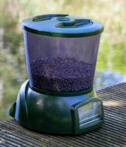 dobar® petlife Mehr Pflege & Technik - Teichfischfutterautomat, ca. B22,5/H26,5/T22 cm Dunkelgrün