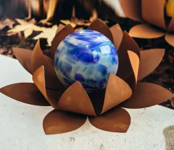 Ferrum Dekoartikel|Mehr Gartendekoration - Metall-Seerose mit Glaskugel, ca. H15 cm