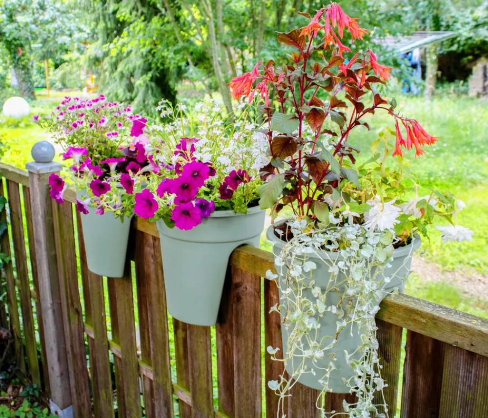 KHW Pflanzkübel & Blumenkästen - Kunststoff-Geländertopf Flowerclip, rund, ca. Ø27/H27 cm, 3er-Set Grün